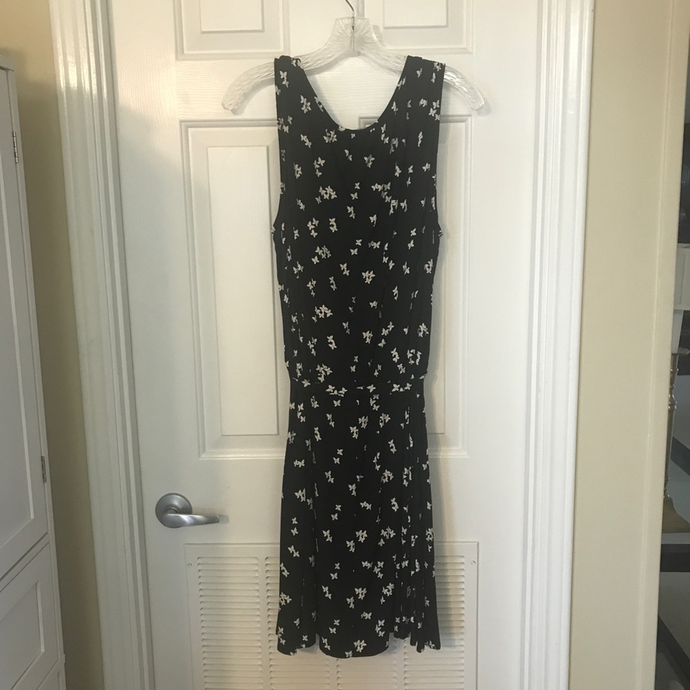 Cute dress midi, 24.5 across. Not worn bc of wt loss. Feels like C/Poly blend.